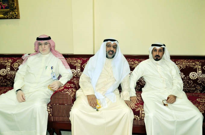 جمال السويفان مع اثنين من المهنئين ﻿