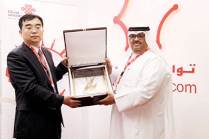 سالم المليفي يقدم هدية تذكارية لممثل شركة China Unicom