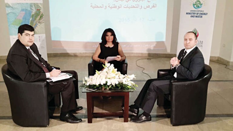 الزميلة غادة زيتون تتوسط ضيوف الندوة