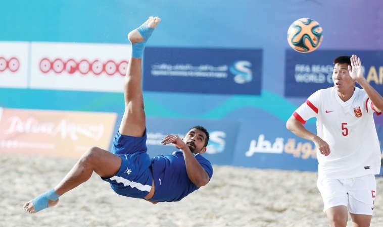ضربة مقصية من لاعب منتخبنا محمد حاجية﻿