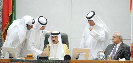 رئيس مجلس الامة مرزوق الغانم مترئسا الجلسة وبجواره الوزير د بدر العيسى والنواب فيصل الشايع واحمد القضيبي ومبارك الحريص