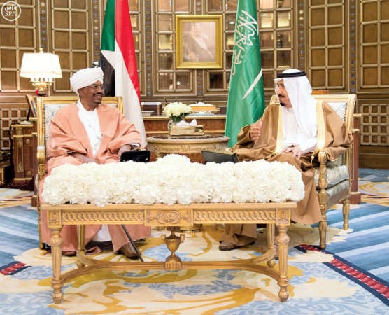 خادم الحرمين الشريفين الملك سلمان بن عبدالعزيز مستقبلا الرئيس السوداني عمر البشير في الرياض امس	 واس﻿