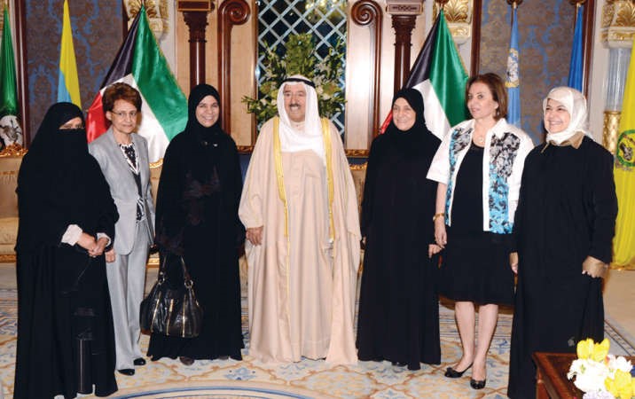 صاحب السمو الامير الشيخ صباح الاحمد اثناء استقباله عددا من عضوات اللجان والجمعيات الخيرية﻿