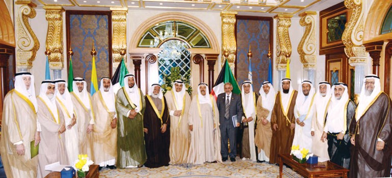 صاحب السمو الامير الشيخ صباح الاحمد مستقبلا ياسر ابل ويعقوب الصانع واعضاء اللجان والجمعيات الخيرية﻿