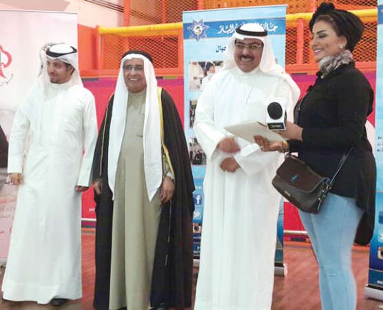 ابراهيم البغلي وباسل الجاسر وطلال الفضلي خلال تكريم احدى المشاركات﻿