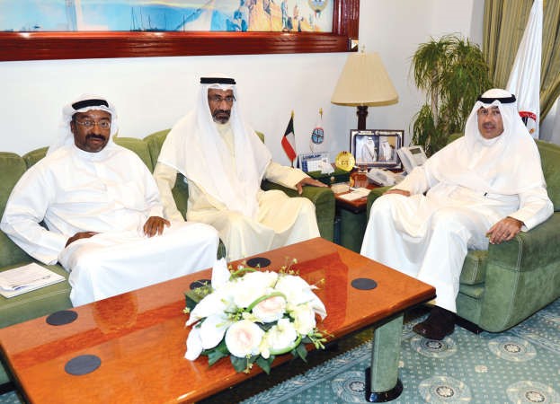  الشيخ فواز الخالد مستقبلا المستشارين خالد الفريح وبدر الفرحان