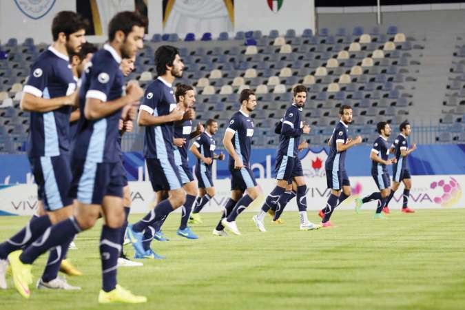 لاعبو الازرق خلال التدريبعادل يعقوب﻿