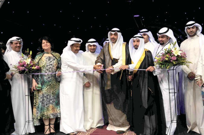 الشيخ محمد العبدالله يفتتح المعرض بمشاركة عبدالعزيز يوسف وعدد من الحضور هاني عبدالله
