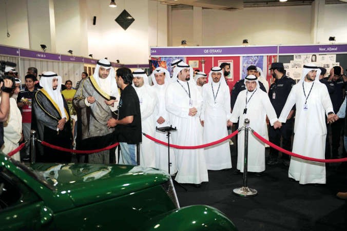 الوزير العبدالله يستمع الى شرح من المشاركين في المعرض