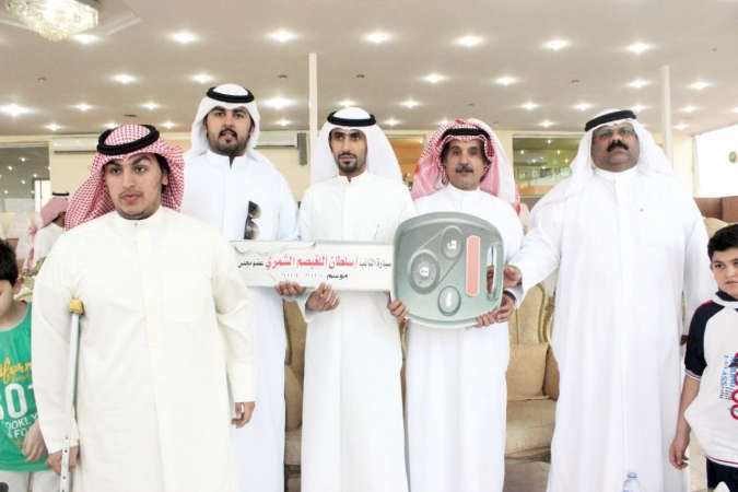 السعيدي والعنزي يسلمان مفاتيح السيارة للفائز﻿