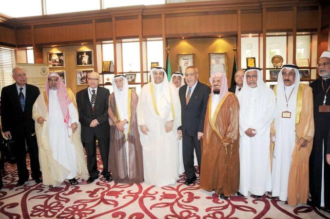 الوزير يعقوب الصانع ود عبدالرحمن العوضي والشيخ صالح بن عبدالله بن حميد يتوسطون الحضور في المؤتمر 