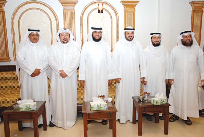 م سعد المحيلبي وم عبدالله معرفي مع عدد من المهنئين