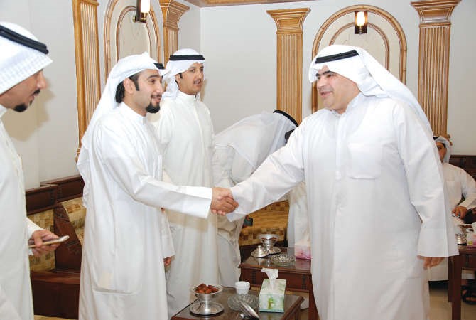  م علي الفيلكاوي يتلقى التهنئة