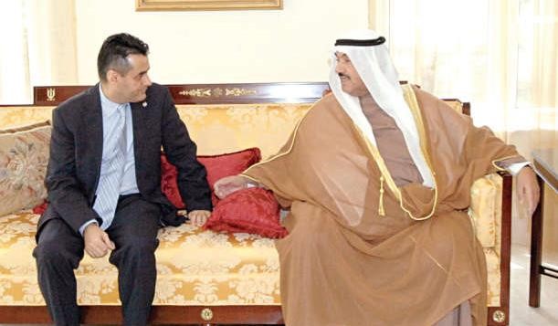 سمو الشيخ ناصر المحمد لدى وصوله الى سنغافورة وفي استقباله السفير يعقوب السند 