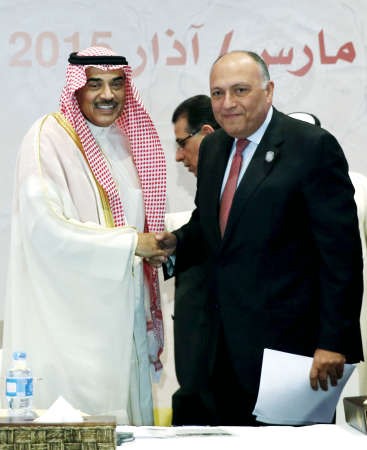 النائب الاول لرئيس مجلس الوزراء ووزير الخارجية الشيخ صباح الخالد يصافح وزير الخارجية المصري سامح شكري خلال اجتماع وزراء الخارجية العرب في مدينة شرم الشيخ امس 	رويترز﻿