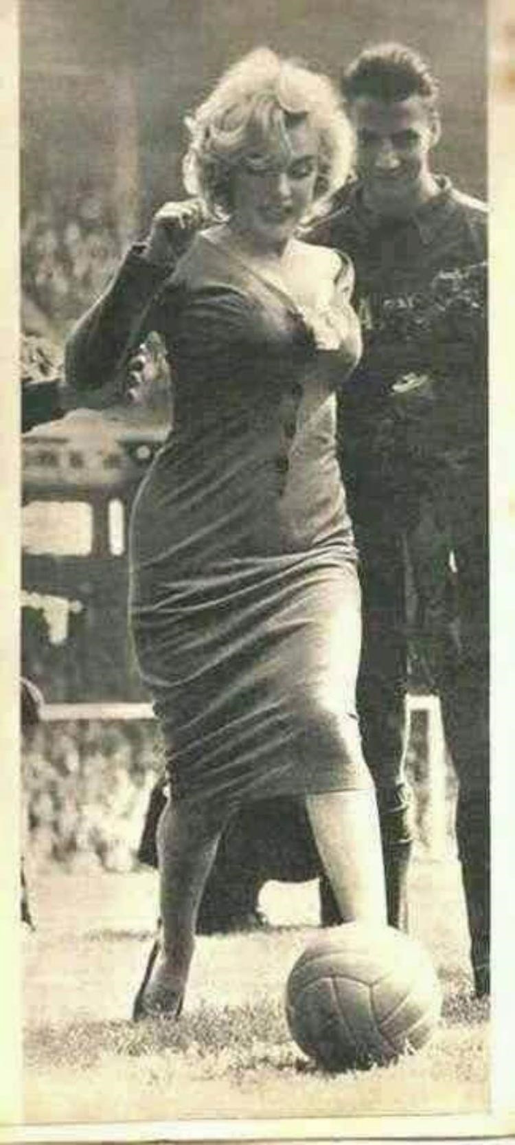 صورة نادرة.. مارلين مونرو تداعب الكرة