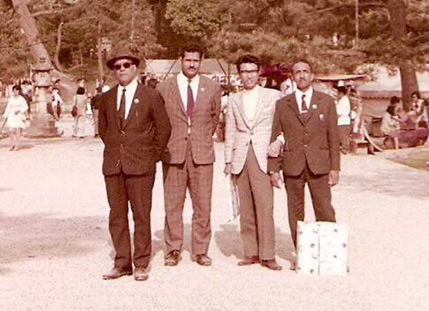عبدالله العديلة مع بعض الاصدقاء في احد شوارع اليابان عام 1948