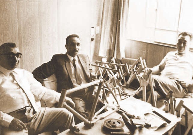 عبدالله العديلة مع بعض اصدقائه في مصنع الدراجات في اليابان عام 1948﻿