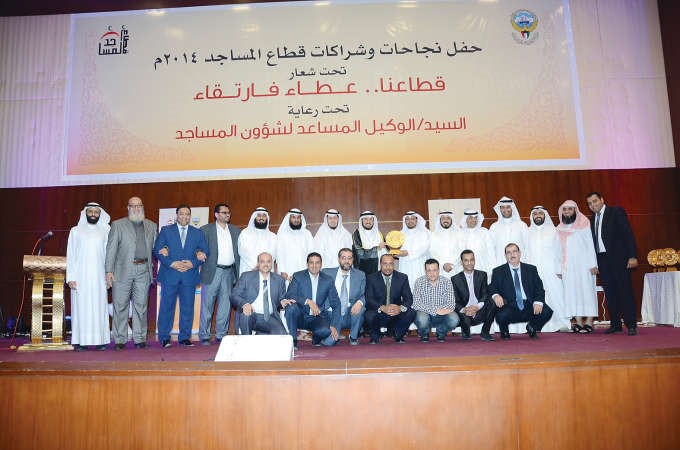 صورة جماعية مع عدد من المشاركين﻿