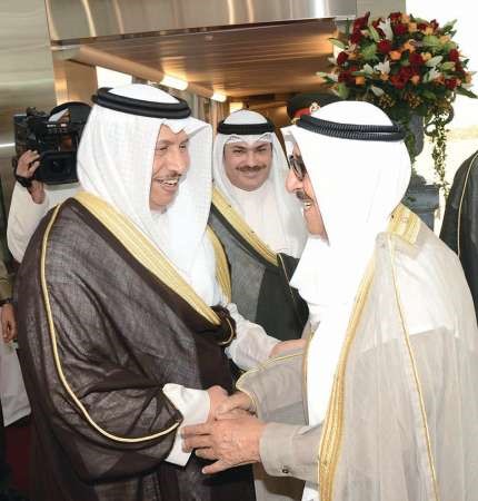 صاحب السمو الامير مصافحا سمو رئيس الوزراء الشيخ جابر المبارك 