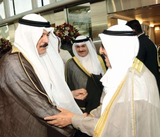 صاحب السمو مصافحا الشيخ محمد الخالد
