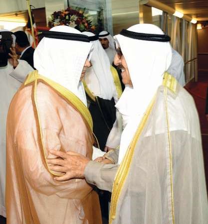 الشيخ خالد الجراح مصافحا صاحب السمو الامير
