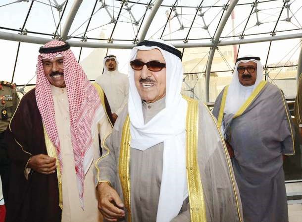 صاحب السمو الامير الشيخ صباح الاحمد لدى مغادرته البلاد وفي وداعه سمو نائب الامير وولي العهد الشيخ نواف الاحمد والشيخ ناصر صباح الاحمد