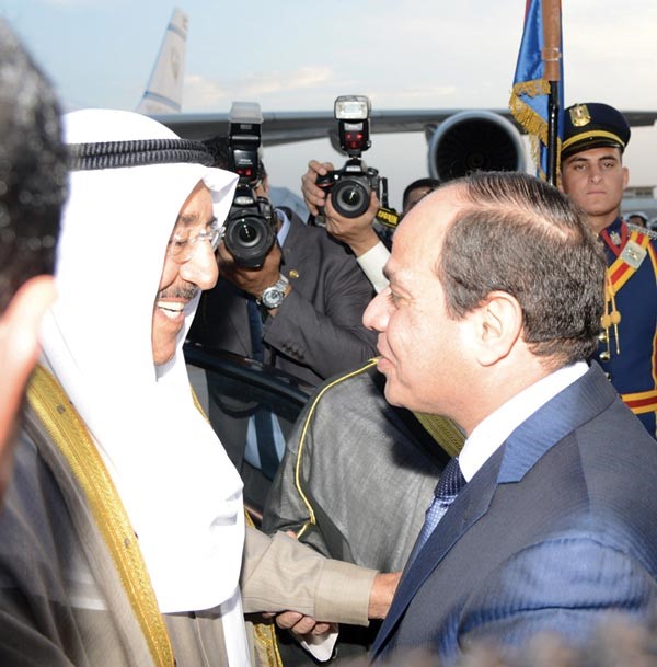صاحب السمو الامير الشيخ صباح الاحمد لدى وصوله الى شرم الشيخ وفي استقباله الرئيس عبدالفتاح السيسي