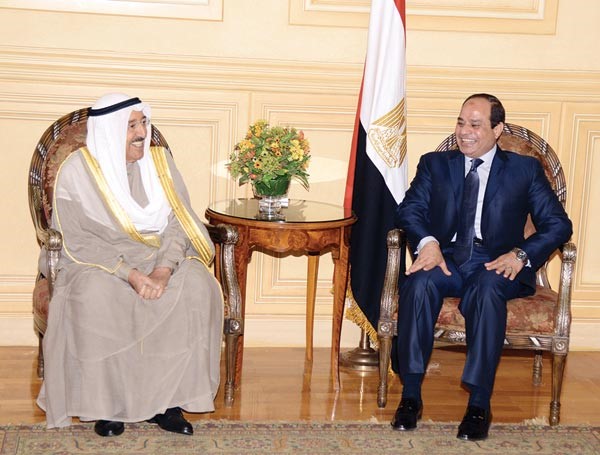 صاحب السمو الامير الشيخ صباح الاحمد لدى وصوله الى شرم الشيخ وفي استقباله الرئيس المصري عبدالفتاح السيسي