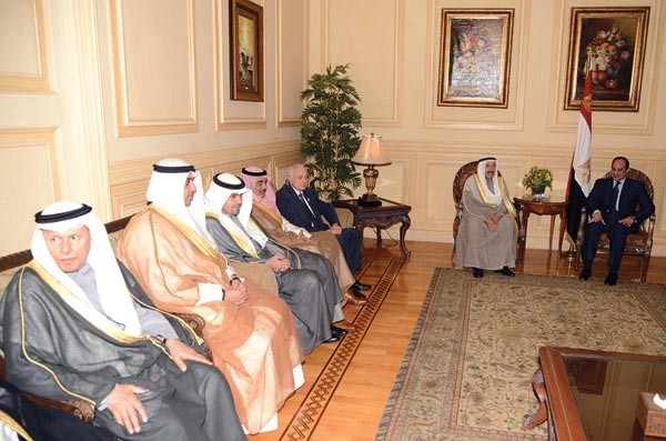 الرئيس المصري عبدالفتاح السيسي مستقبلا صاحب السمو الامير والوفد المرافق لسموه