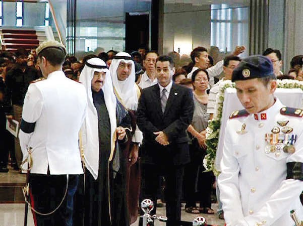 ممثل صاحب السمو الامير الشيخ صباح الاحمد سمو الشيخ ناصر المحمد خلال مشاركته في مراسم التشييع 