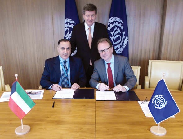 المدير العام لمنظمة العمل الدولية غي رايدر مع مندوبنا الدائم لدى الامم المتحدة والمنظمات الدولية السفير جمال الغنيم