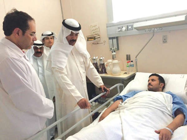 الشيخ محمد الخالد خلال زيارته احد المصابين