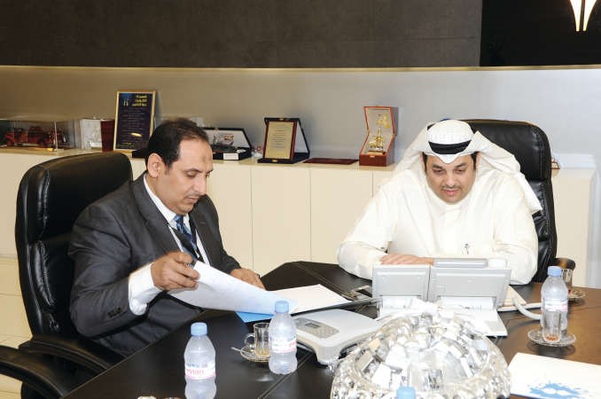 الوزير يعقوب الصانع والزميل اسامة ابوالسعود اثناء استقبال مكالمات القراء