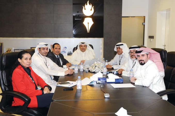 الوزير يعقوب الصانع مع الزملاء نائب رئيس التحرير عدنان الراشد ومستشار الادارة العامة يوسف عبدالرحمن وسكرتير تحرير الشؤون الامنية ذعار الرشيدي ورئيسة قسم المحليات عفاف مختارواسامة ابوالسعود﻿
