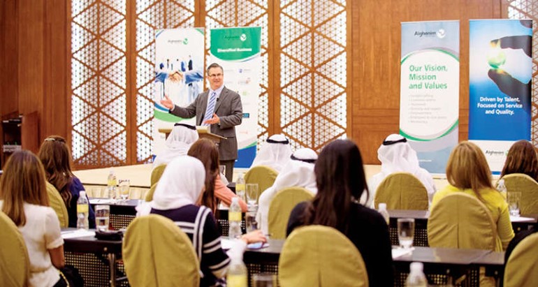 البروفيسور براين جي هول متحدثا خلال الندوة