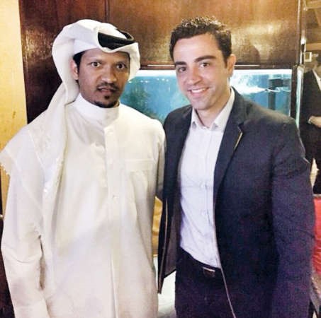 تشافي برفقة المدير الرياضي لنادي السد محمد غلام بكتارا