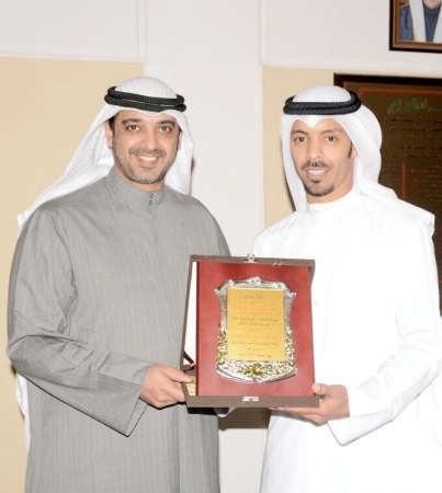 الشيخ محمد العبدالله يتسلم درعا تذكاريةمن احمد عجب ﻿