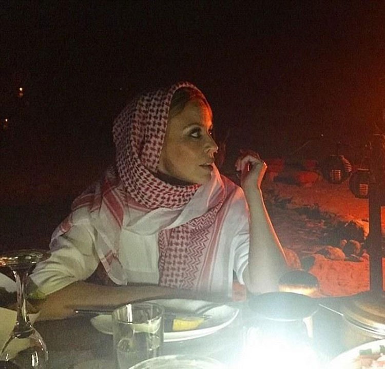 بالصور.. كيلي مينوغ بالشماغ تشرب الشيشة في صحراء دبي !