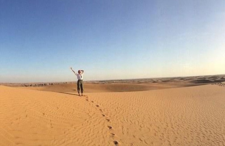 بالصور.. كيلي مينوغ بالشماغ تشرب الشيشة في صحراء دبي !