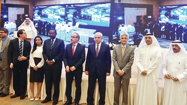 دبدر العيسى ودهيثم الاثري ودخالد الرشيد ودرضا الخياط ودبسام رمضان ود ميرزا في صورة تذكارية على هامش توقيع الاتفاقية