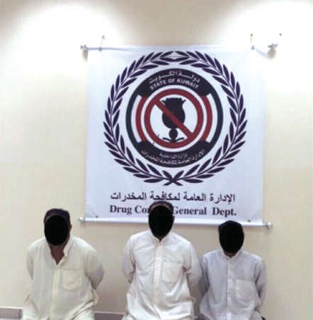 الوافد السوري ضبط قبل ان يصعد الى الطائرة ويبدو شريكيه﻿