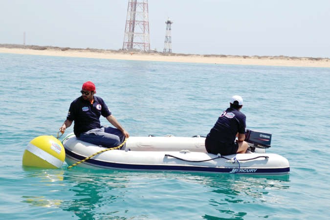 اعضاء فريق الغوص خلال صيانة المرابط البحرية﻿