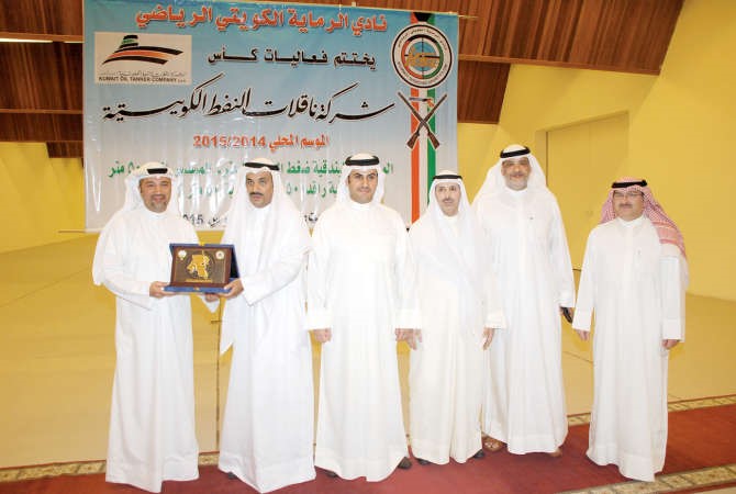 العتيبي يقدم درعا تذكارية الى علي شهاب﻿