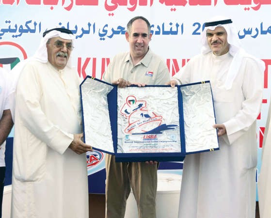 الشيخ سلمان الحمود واللواء فهد الفهد يكرمان رئيس الاتحاد العالمي سكوت فريزر﻿