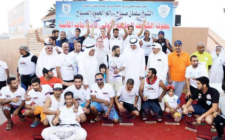 وزير الاعلام ووزير الدولة لشؤون الشباب الشيخ سلمان الحمود مع الابطال واللجنة المنظمة وكبار الحضور	محمد هاشم﻿