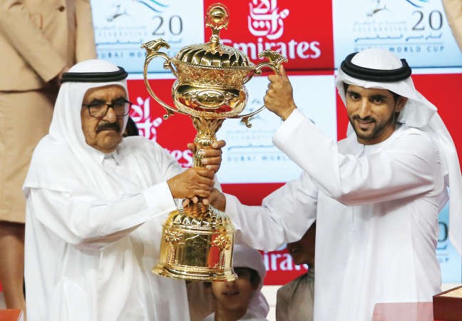 ولي عهد دبي الشيخ حمدان يتسلم الكاس من نائب حاكم دبي 