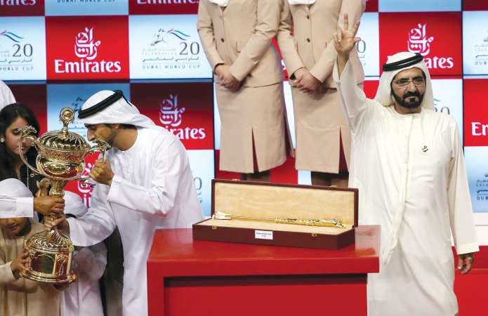 حاكم دبي الشيخ محمد بن راشد ال مكتوم رافعا علامة النصر
