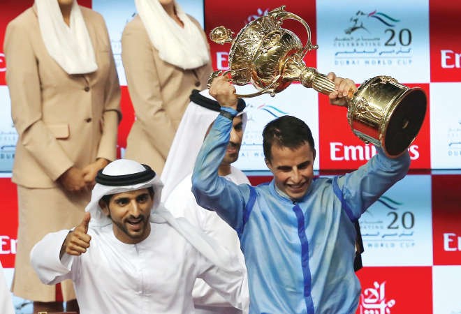 الجوكي بويك رافعا الكاس 