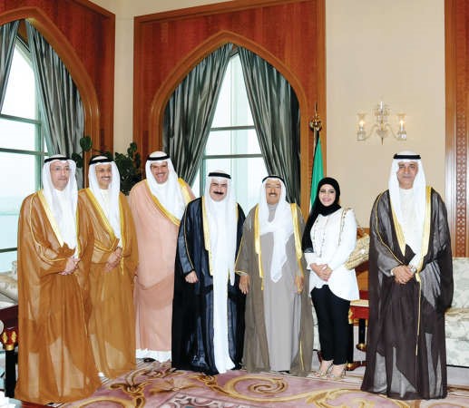 صاحب السمو الامير الشيخ صباح الاحمد مستقبلا الشيخ سلمان الحمود ومعلي اليوحة وطارق المزرم ومحمد جاسم الشمري وكامل سليمان عبدالجليل ودتهاني العدواني